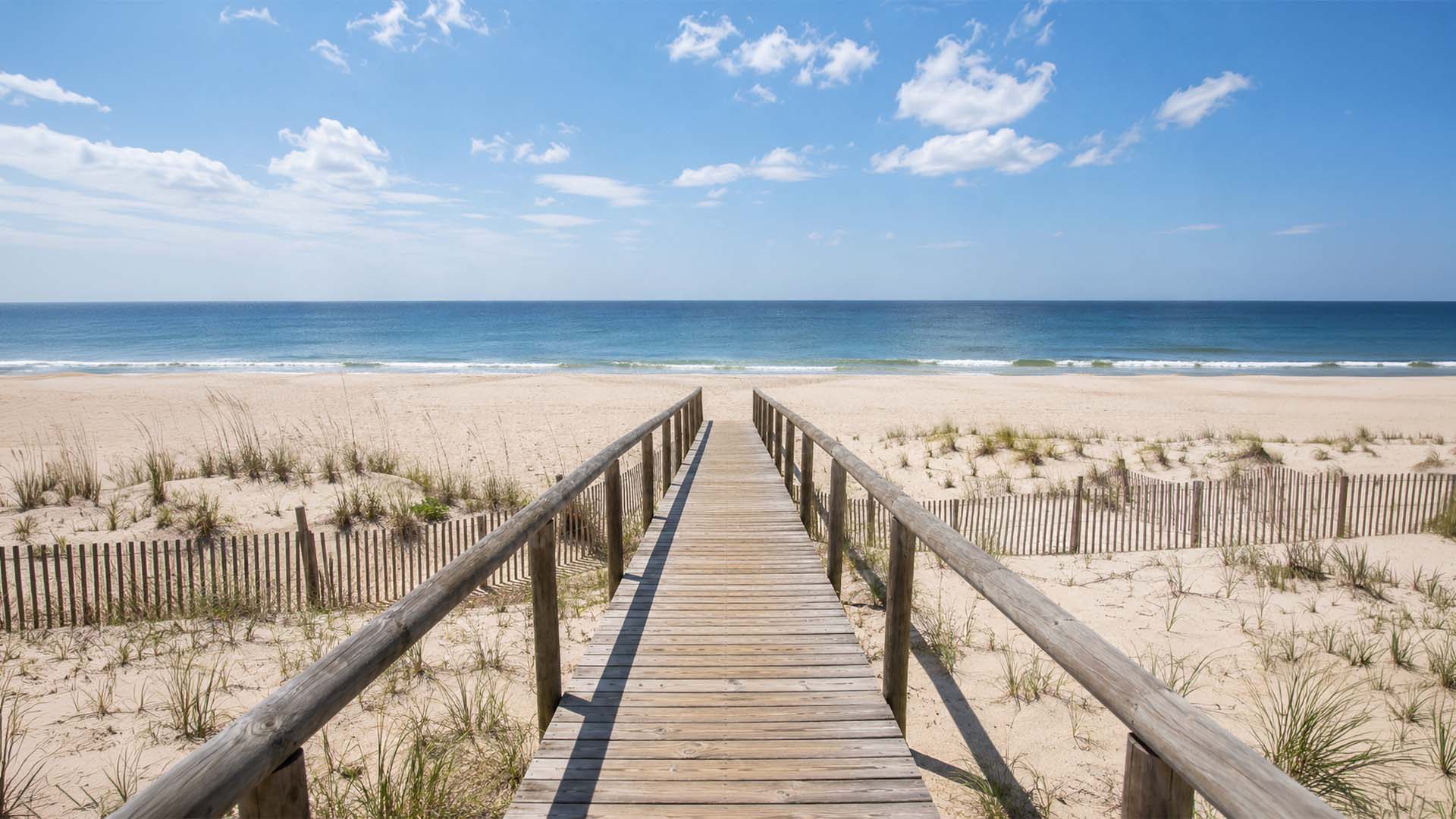 Passerelle en bois traversant les dunes et menant &agrave; la plage